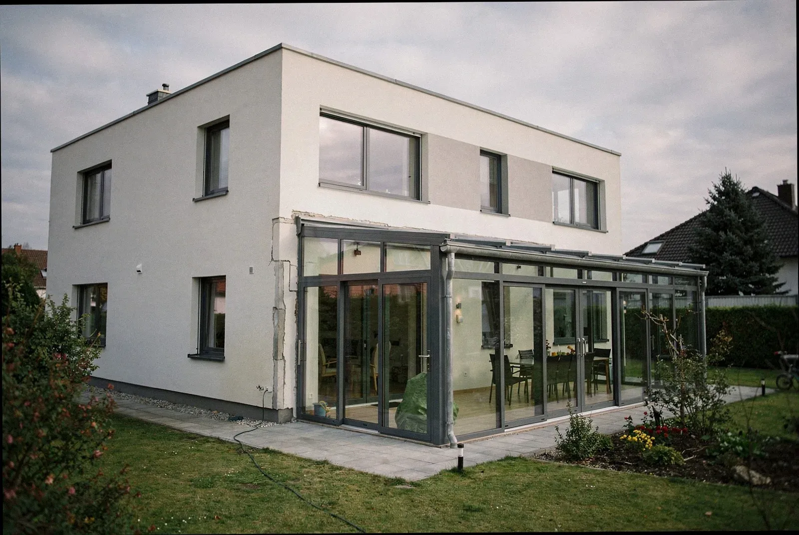 Unbeheizter Glasanbau an einem älteren Haus in Jena