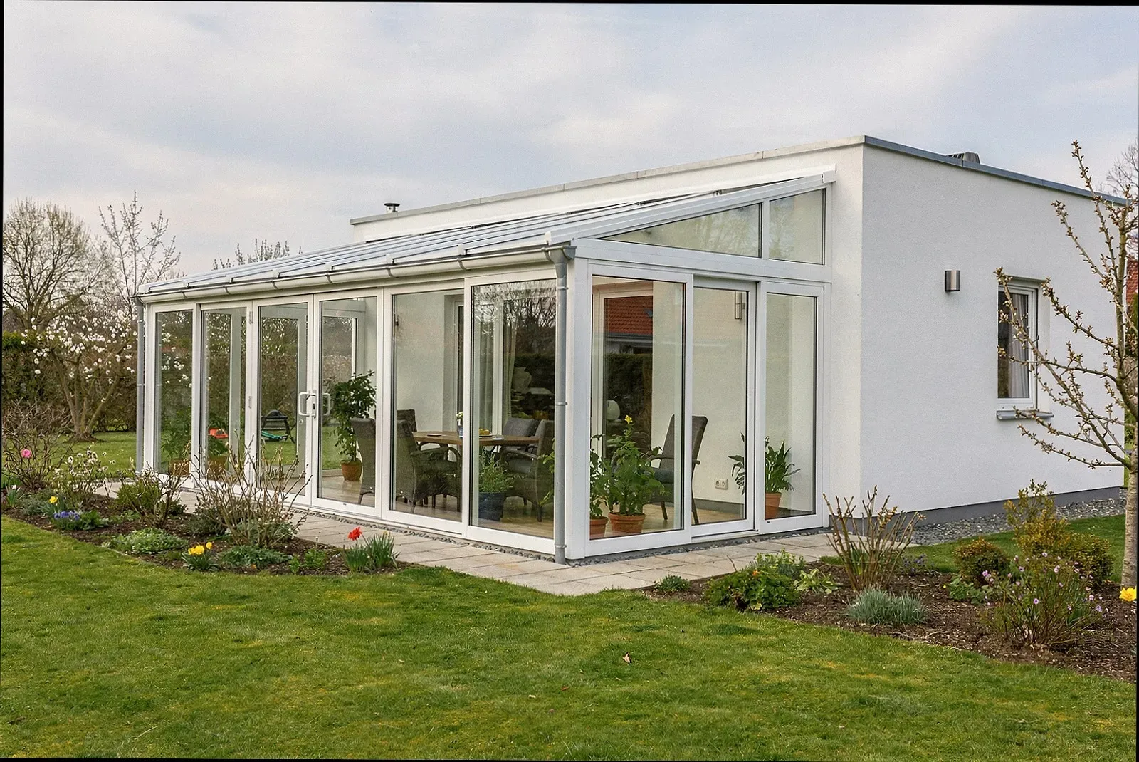 Wohnwintergarten mit Glasdach und Schiebetüren an einem Haus in Jena